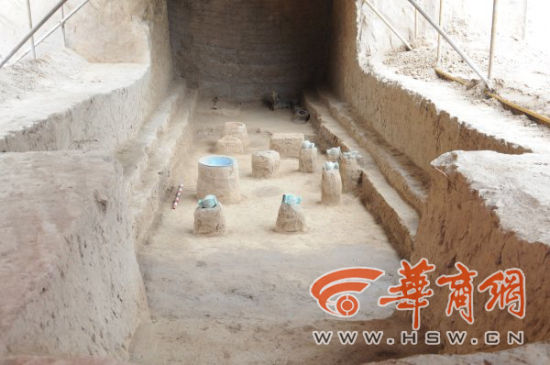 出土的铜盆等器物