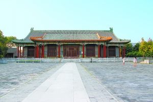 大门紧闭的普度寺大殿