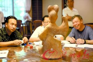 专家在鉴定文物。 记者杨勤 摄