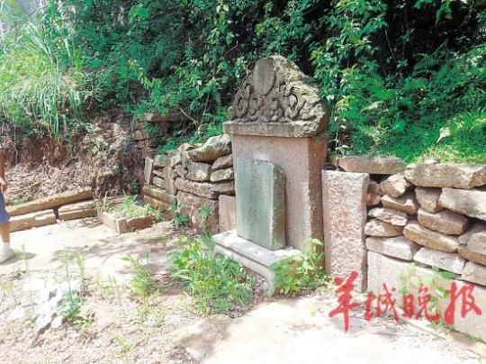 崔廷圭墓的外表已经被损坏 赫子仪 摄