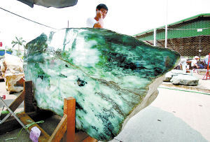 缅甸公盘再现了翡翠市场的捉摸不定。 配图