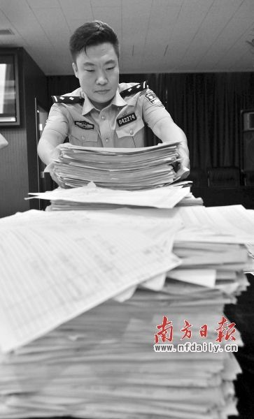 10日，警方整理查获的公民个人信息单。新华社发