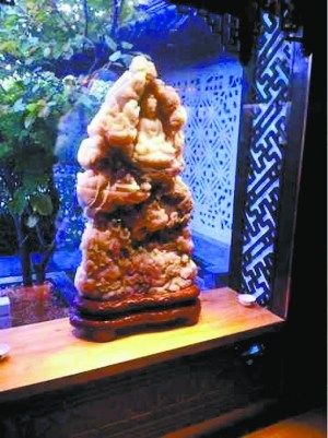 劫匪凭“警官证”轻巧劫走重230公斤和田玉佛