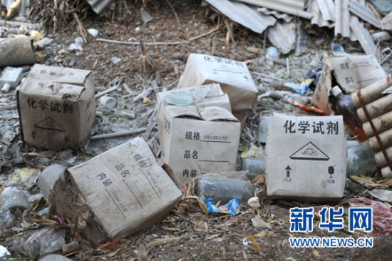 阜新蒙古族自治县那力闪村的一条河沟里堆放着标有化学试剂字样的纸箱（6月24日摄）。新华社记者潘昱龙摄