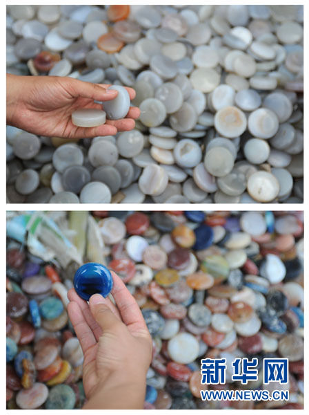这是6月24日拍摄的拼版照片：上图是未染色的玛瑙件，下图是染色后的玛瑙件。辽宁省阜新蒙古族自治县境内多处乡村因当地玛瑙染色加工业发展，导致地下水受污染二十多年成“绿茶”，许多村民长期到处“买水”“借水”。面对群众的申诉，当地镇政府官员一句“谁污染谁治理”将村民拒之门外。污染的地下水该由谁来治理？新华社记者潘昱龙摄