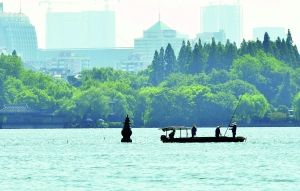西湖“三潭印月”险变两潭