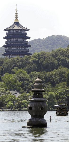 与笔直的雷峰塔相比，恢复后的三潭南塔明显有点歪。