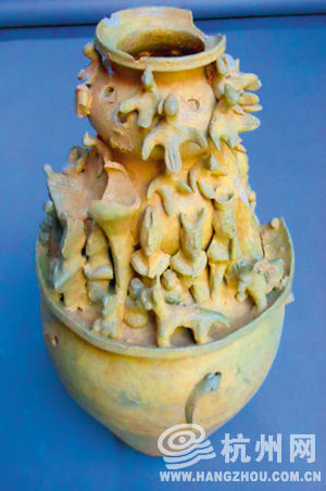 M26号墓出土的大批精美器物和随葬品中，就连青瓷罐、五管瓶、猪圈、灶等生活器具也一应俱全，为考古人员还原当时的生活形态提供了参考。