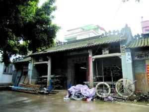 礼佑关公祠外一片狼藉。