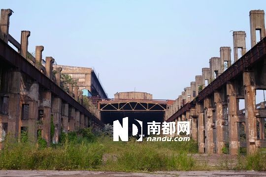 去年10月，广钢厂内，机械设施停用，荒草萋萋。 南都记者 黎湛钧 摄