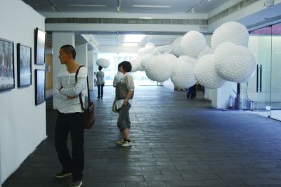 对因房租暴涨而无奈撤离798的艺术家们而言，通州宋庄艺术区是个不错的选择。