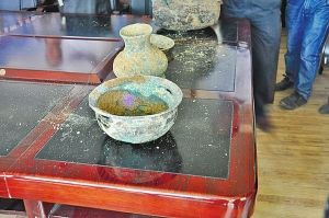发掘出土的壶、盘等文物
