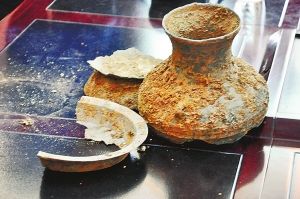发掘出土的壶、盘等文物
