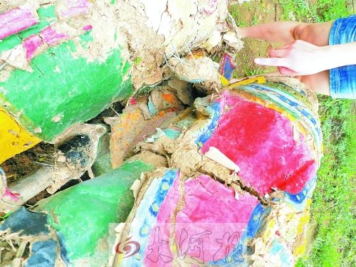 这批2000年塑的泥塑已经被废弃了