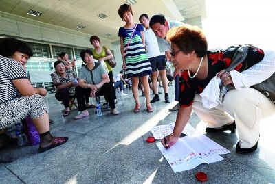 今天上午，村民在冀宝斋门前，签名表达自己的诉求