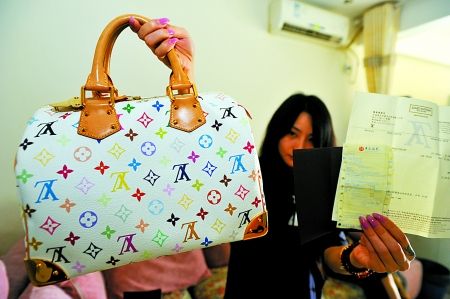 渝北区，张女士花两万多买的名牌手包。 记者 张路桥 摄