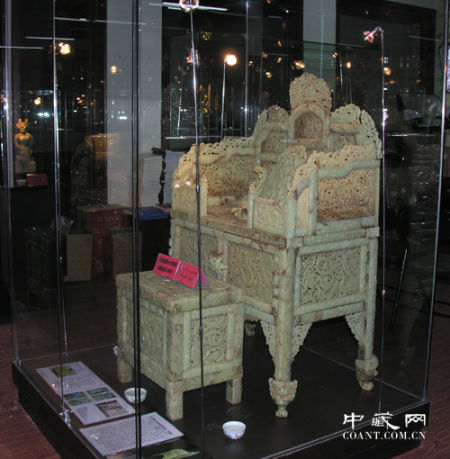 在中藏会馆展出的“国宝玉凳”