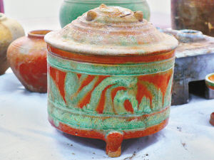 古人用以放置化妆品的三足陶奁