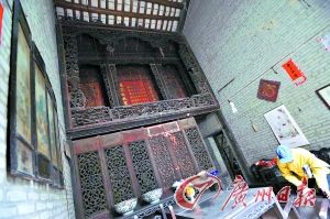 沥滘村三间两廊古民居内的神楼。