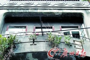 木排头2号外墙的雕刻装饰。记者苏俊杰 摄