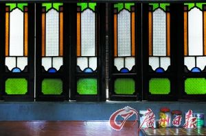 和息里27号的彩色玻璃窗。记者苏俊杰 摄