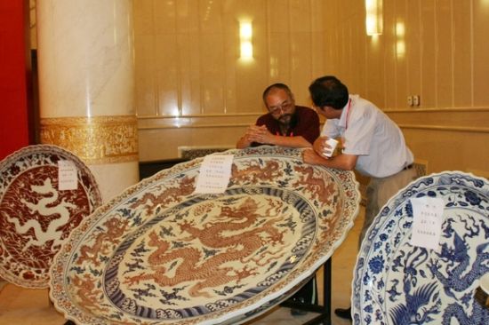 “国宝献汶川”活动中藏家捐赠的直径达1.6米的“明宣德青花釉里红大盘”