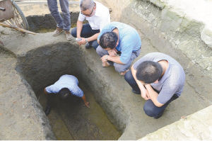 工作人员在清理墓坑