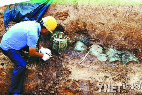7月4日，在Ｍ111墓葬内，工作人员在对编钟进行挖掘工作