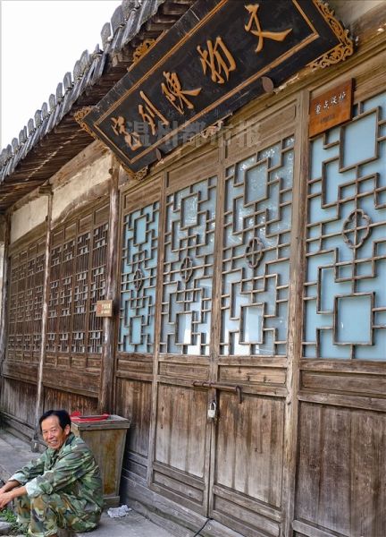 锁着门的文物陈列室。