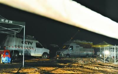 昨日，央视、经视等多家媒体赶往古墓挖掘现场，准备今日现场直播。记者刘斌 摄