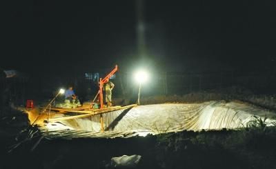 昨日，古墓现场工作人员连夜作最后的挖掘前准备 记者刘斌 摄