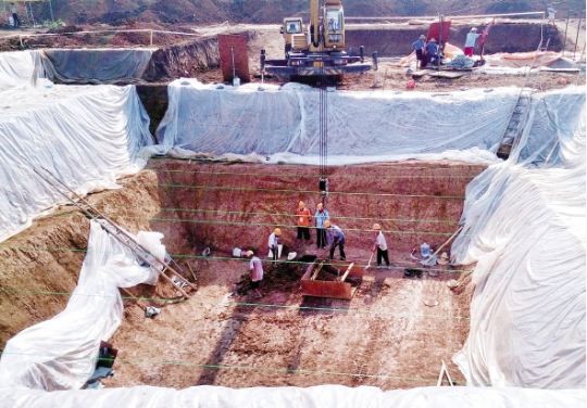 昨日，位于随州的叶家山西周早期曾国古墓，考古工作人员正在清理墓葬。 本报记者 刘源 摄