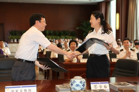 甘荣坤关长与宋新潮副局长进行文物移交