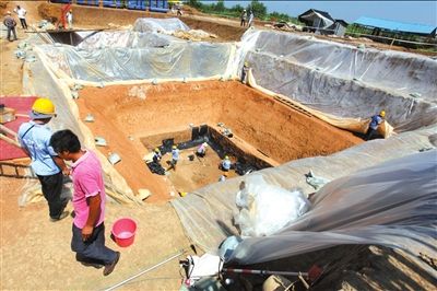 7月3日，叶家山古墓挖掘现场。　　新华社发