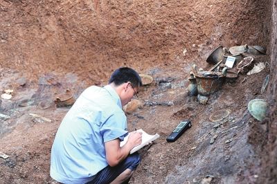 现场文物保护工作照。（资料图片）