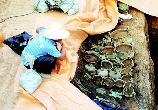 111号墓出土的青铜器用塑料布保护