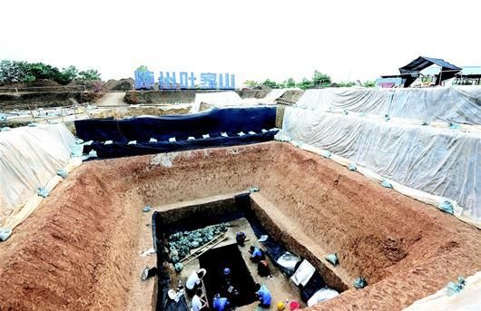 M28号墓发掘现场 记者胡九思摄
