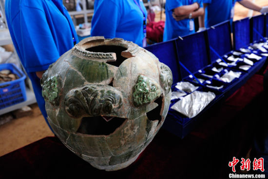 图为出土的精美瓷器