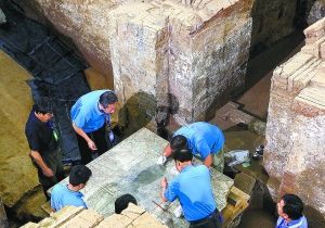 昨天，市文研所组织专家开启在房山区长沟镇发现的唐幽州节度使刘济墓出土的墓志，对墓葬进行发掘清理，力图破解大墓发掘带来的诸多待解之谜。