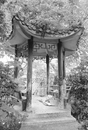 牛栏岗遗址的亭子，现在被流浪汉占领。