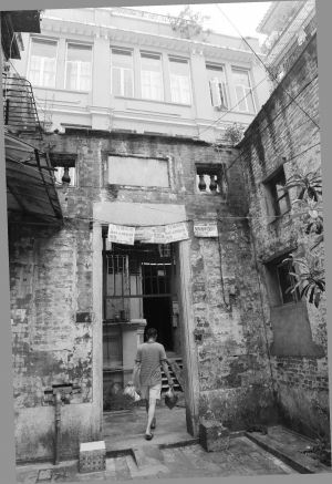 海幢公园旁边的民国警察宿舍，是市级文物，经过刷墙整饰后，已经看不出一点民国范。