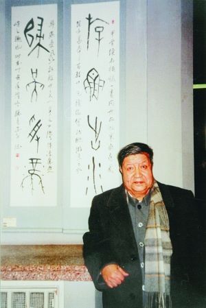 杨鲁安，原名杨继曾，1928年5月15日出生于天津一个回族商人家庭，2009年4月30日9：50在呼和浩特逝世，享年81岁。