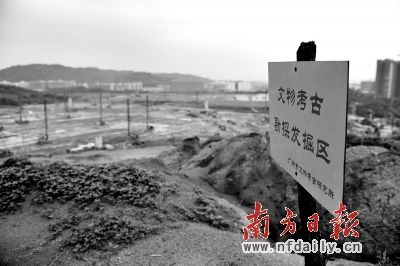 在广州萝岗来峰岗地铁6号线施工工地上，可见考古区域已被树立起的铭牌明确标出，后方就是双方争议的考古遗址被毁区域。