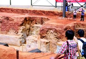 昨天，房山长沟刘济墓发掘现场，观众参观盗洞。