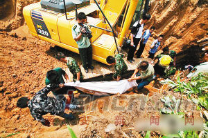 盗墓者尸体被抬出