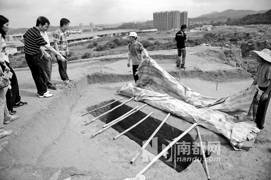 6月17日，萝岗来峰岗遗址考古发掘现场，5座古墓原址均被破坏，文保专家来到现场进行勘探。