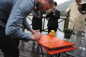 大黄鸭漂在西湖上的时候，屁股应该朝着哪一边？