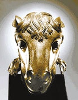 午马(澳门) 2007年，澳门赌王何鸿燊以6910万港元购回。