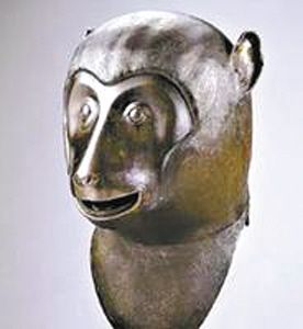 申猴(保利艺术博物馆) 2000年，保利集团以818.5万港元竞得。