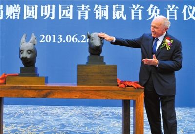 昨天，圆明园青铜鼠首兔首捐赠仪式在国博举行，皮诺先生为兽首揭幕。新华社发